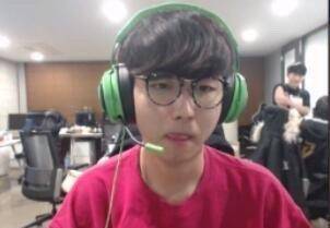 萨拉赫坐在 萨拉赫坐在